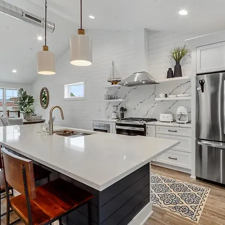 The Lofts Of Brick And Mortar-City Loft - Luxury - Walk-Out Balcony - 2 Kings - Parking For 2 - Downtown